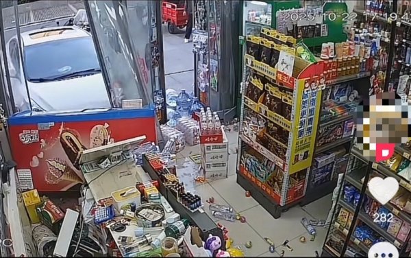 诚金资产 武汉一轿车撞断隔离栏冲进便利店 店主回忆: 冰柜等缓冲惊险躲过一劫